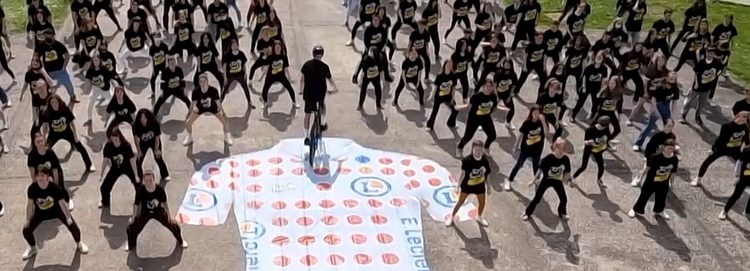 Flashmob sur le parvis du lycée en l’honneur du Tour de France