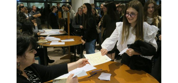 Lure Les jeunes bacheliers de retour dans leur lycée Lure Les jeunes bacheliers de retour dans leur lycée